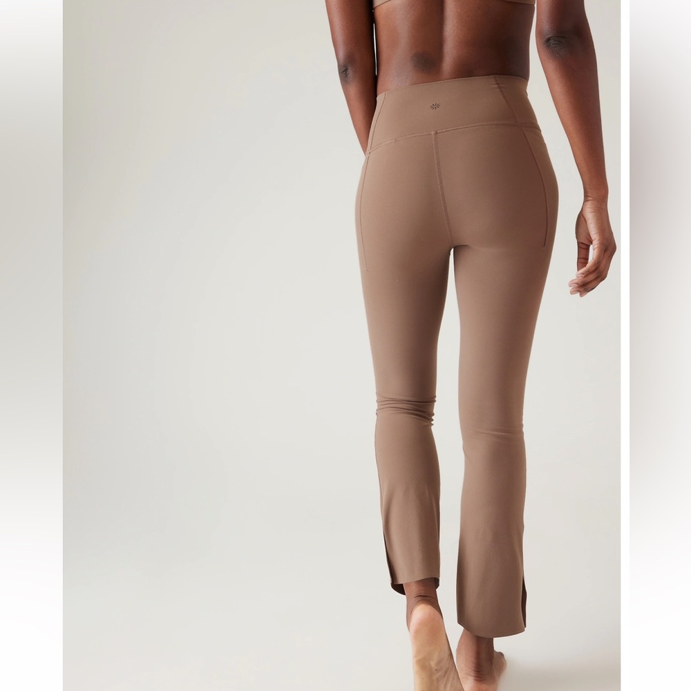 Athleta Transcend Stash Crop Straight Leg Pant size XS - Picture 2 of 10